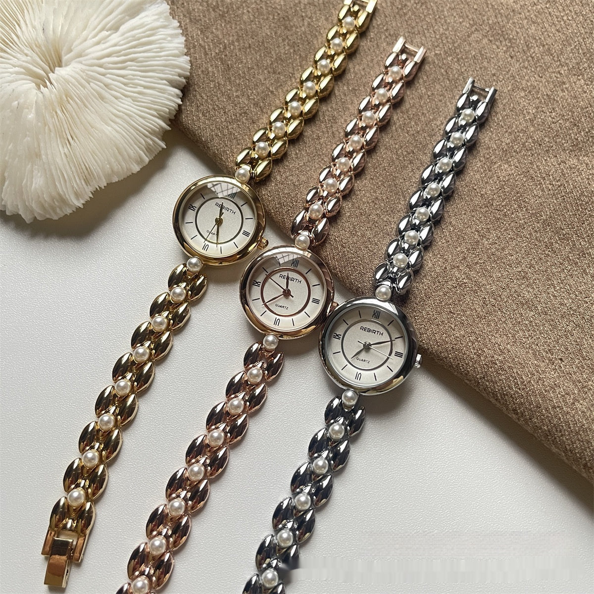 Montre Femme Bracelet Métal Avec Perles Petit Boîtier Rond Cadran Avec Chiffres Romains Lisibles