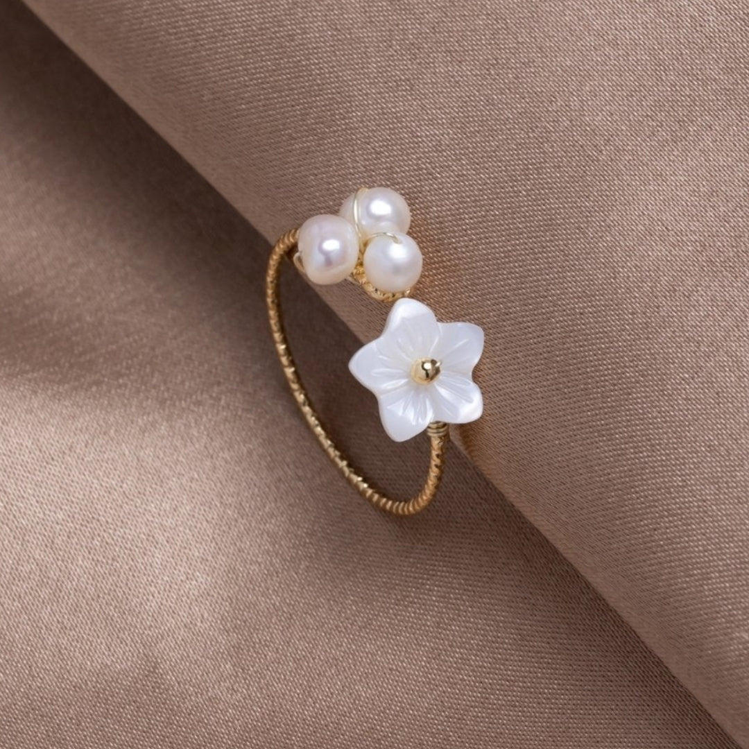 Bague fleur blanche avec perles en or