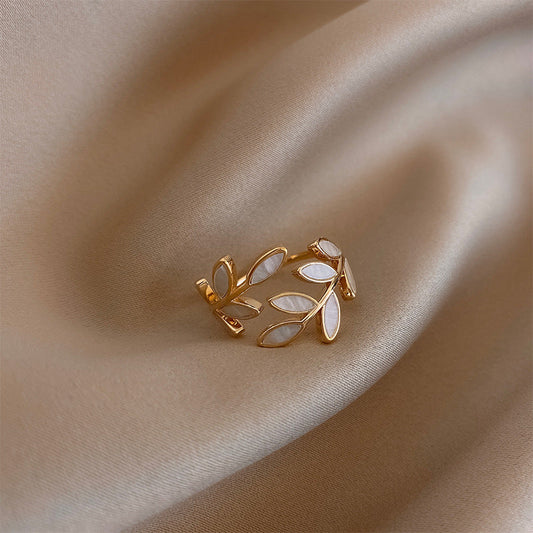 Bague Ajustable en Or avec Feuille et Opale Blanche