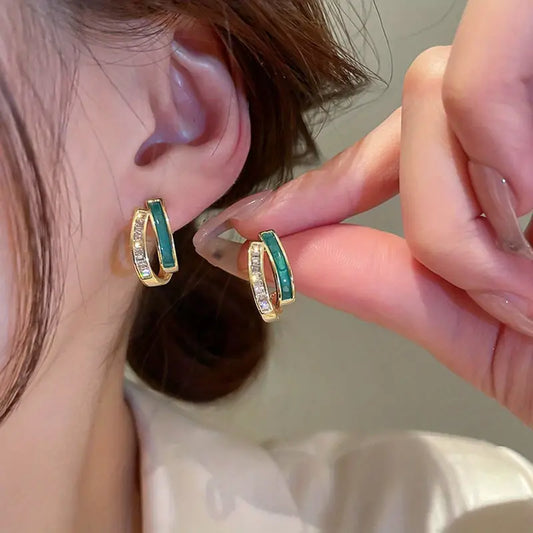 Boucles d'oreilles en or avec détails verts et zircon cubique - Delilah