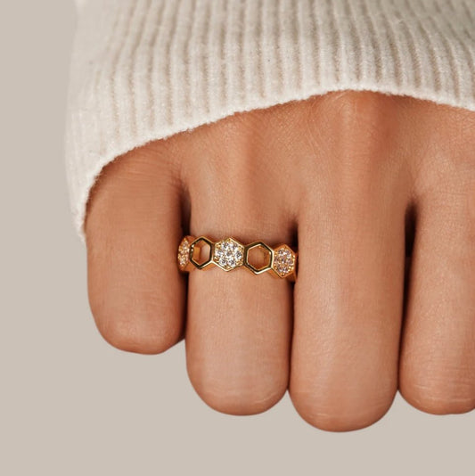 Bague nid d'abeille en or et cristal