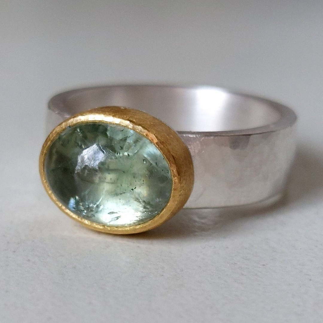 Bague vintage à pierres arrondies vertes
