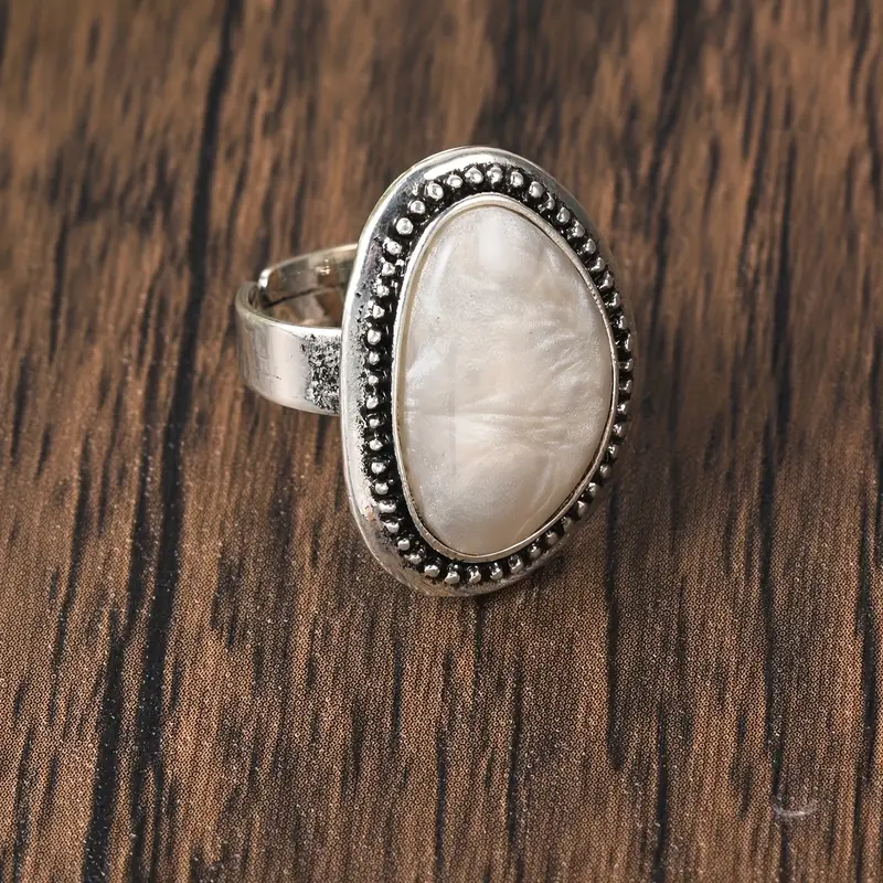 Bague vintage en argent avec pierres blanches