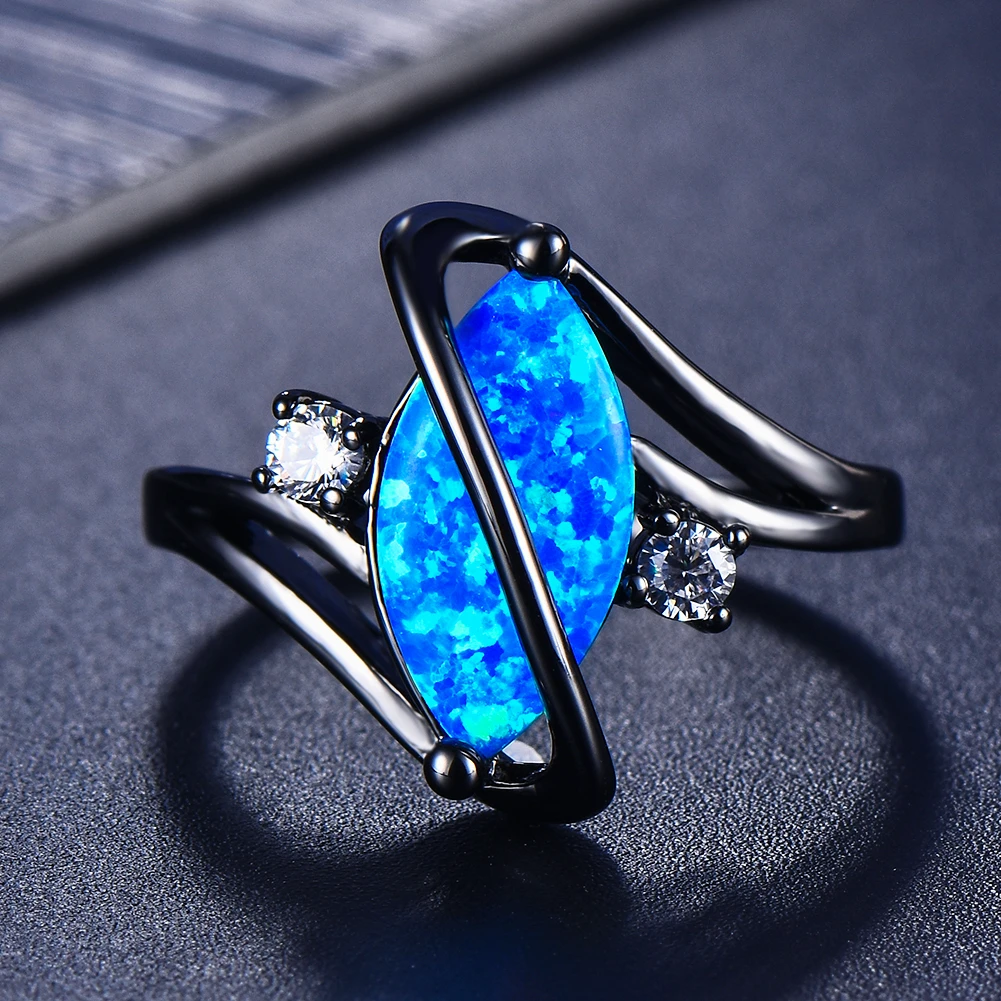 Bague en argent foncé avec opale bleue