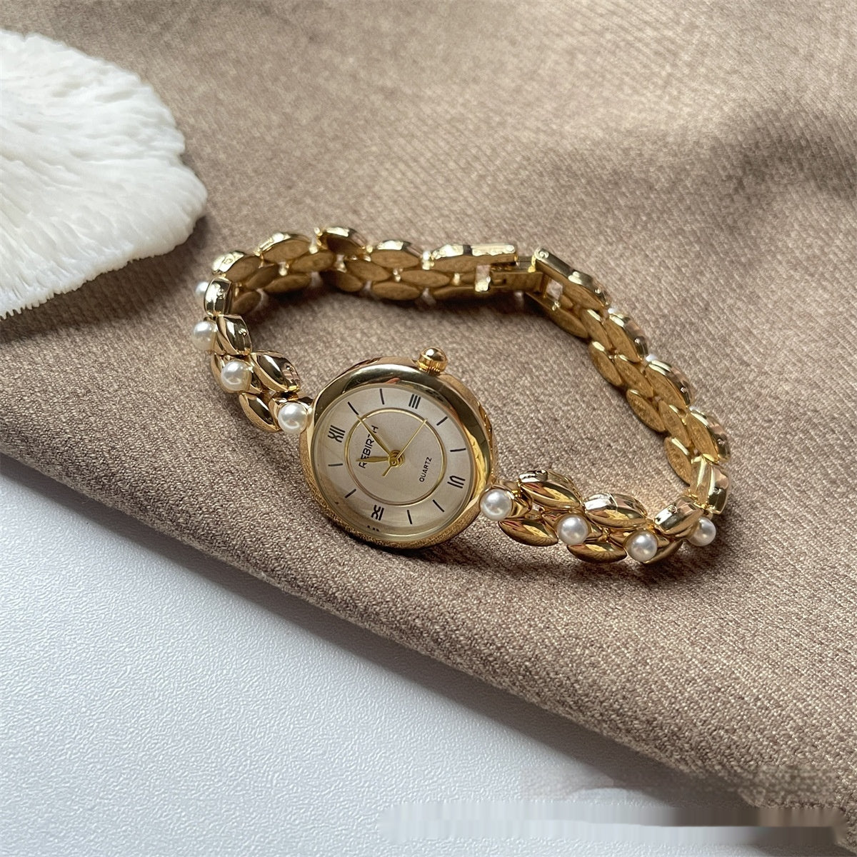 Montre Femme Bracelet Métal Avec Perles Petit Boîtier Rond Cadran Avec Chiffres Romains Lisibles