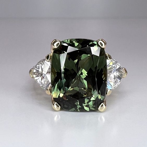 Bague vintage en argent et cristal vert forêt