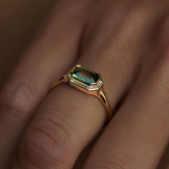 Bague vintage en or fin avec zirconium vert