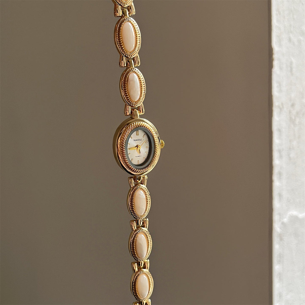 Montre Femme Boîtier Ovale Central Sur Bracelet À Maillons Ornée De Pierres Sur Les Côtés Modèle Alviera