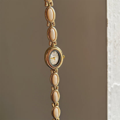 Montre Femme Boîtier Ovale Central Sur Bracelet À Maillons Ornée De Pierres Sur Les Côtés Modèle Alviera