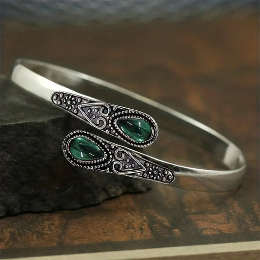 Bracelet ouvert en argent avec détails ethniques et pierres vertes - Delilah