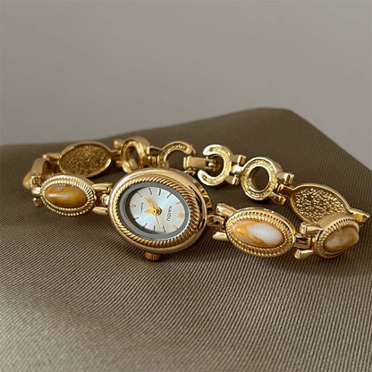 Montre Femme Boîtier Ovale Central Sur Bracelet À Maillons Ornée De Pierres Sur Les Côtés Modèle Alviera