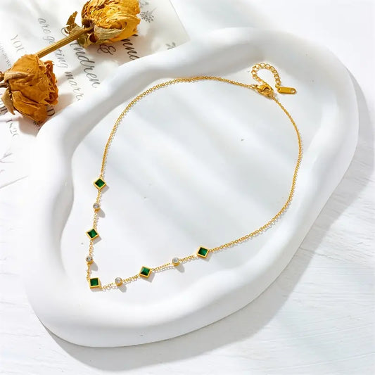 Collier en or avec cristaux verts et zircon cubique - Evelina