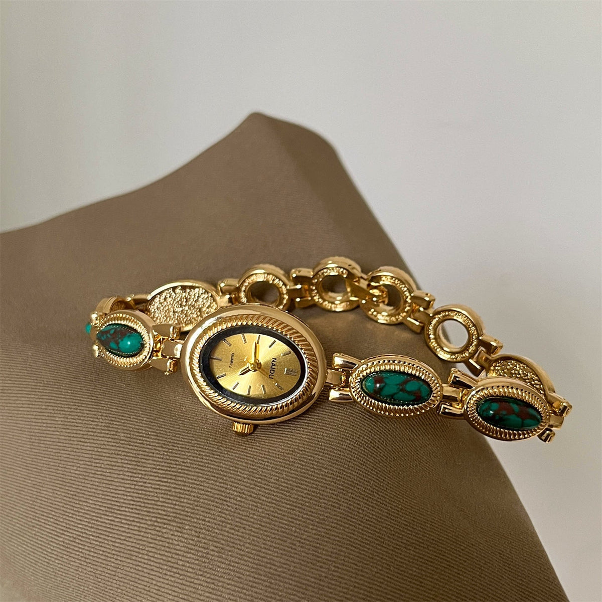 Montre Femme Boîtier Ovale Central Sur Bracelet À Maillons Ornée De Pierres Sur Les Côtés Modèle Alviera