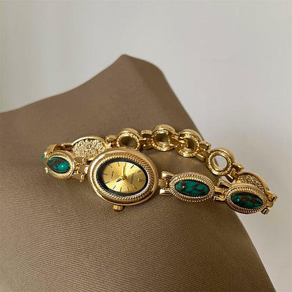 Montre Femme Boîtier Ovale Central Sur Bracelet À Maillons Ornée De Pierres Sur Les Côtés Modèle Alviera