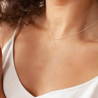 Collier avec des initiales de lettres d'amour