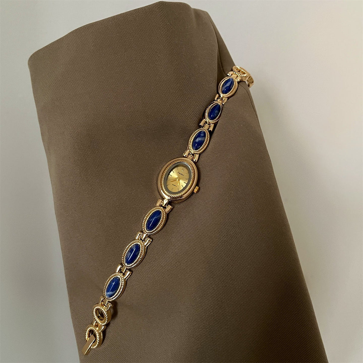 Montre Femme Boîtier Ovale Central Sur Bracelet À Maillons Ornée De Pierres Sur Les Côtés Modèle Alviera