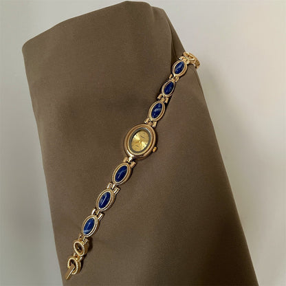Montre Femme Boîtier Ovale Central Sur Bracelet À Maillons Ornée De Pierres Sur Les Côtés Modèle Alviera