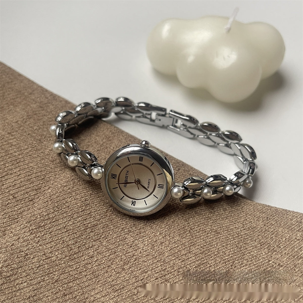 Montre Femme Bracelet Métal Avec Perles Petit Boîtier Rond Cadran Avec Chiffres Romains Lisibles