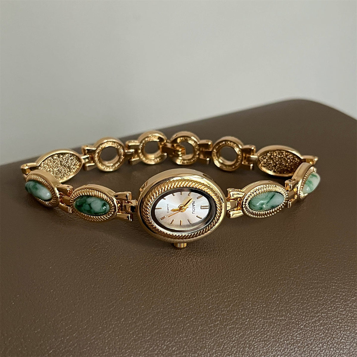 Montre Femme Boîtier Ovale Central Sur Bracelet À Maillons Ornée De Pierres Sur Les Côtés Modèle Alviera