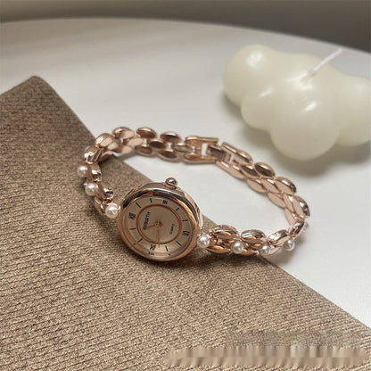 Montre Femme Bracelet Métal Avec Perles Petit Boîtier Rond Cadran Avec Chiffres Romains Lisibles