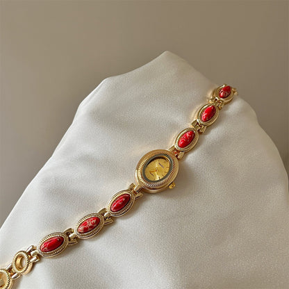 Montre Femme Boîtier Ovale Central Sur Bracelet À Maillons Ornée De Pierres Sur Les Côtés Modèle Alviera