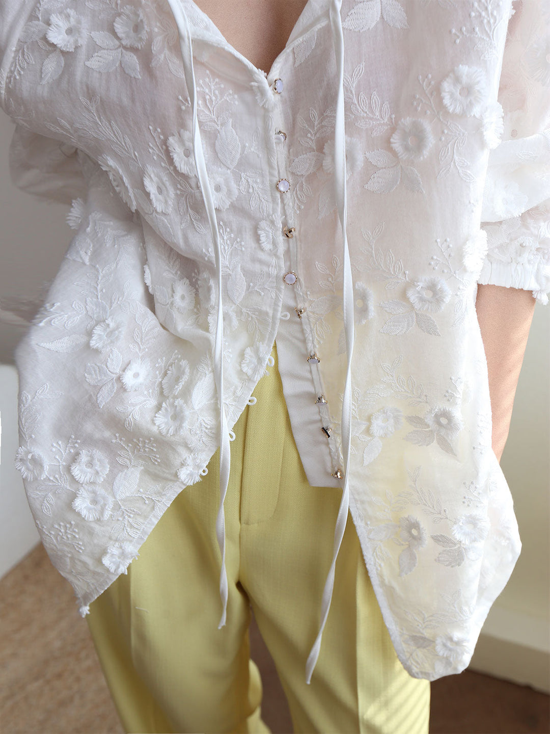 Sophie - Chemisier oversize à fleurs brodées semi-transparentes