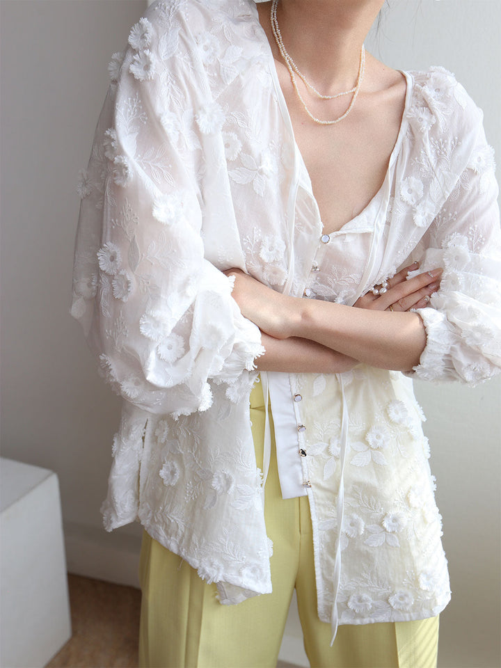 Sophie - Chemisier oversize à fleurs brodées semi-transparentes