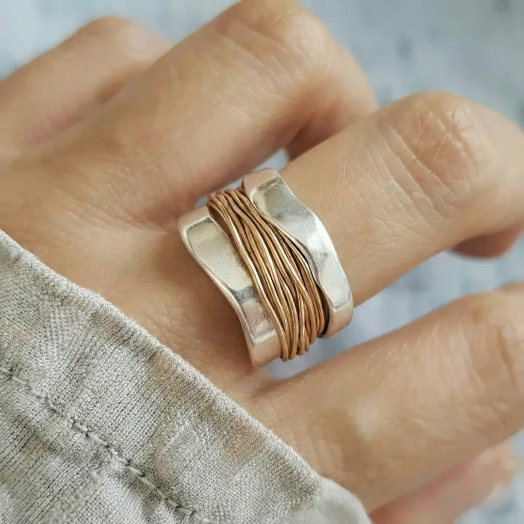 Bague en argent avec des fils dorés