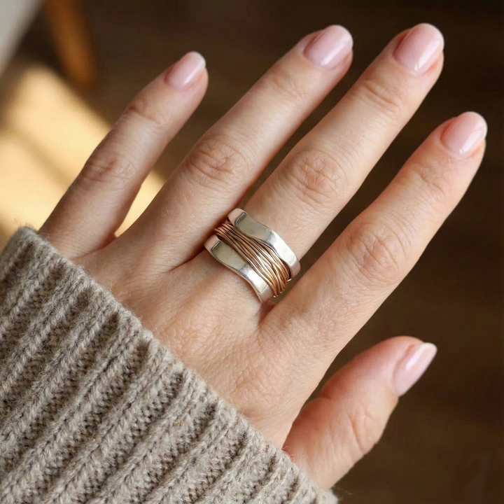 Bague en argent avec des fils dorés