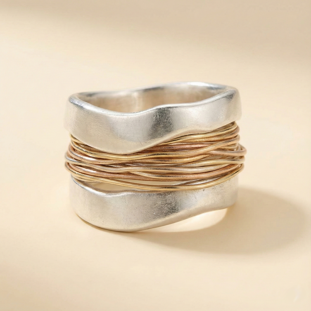 Bague en argent avec des fils dorés