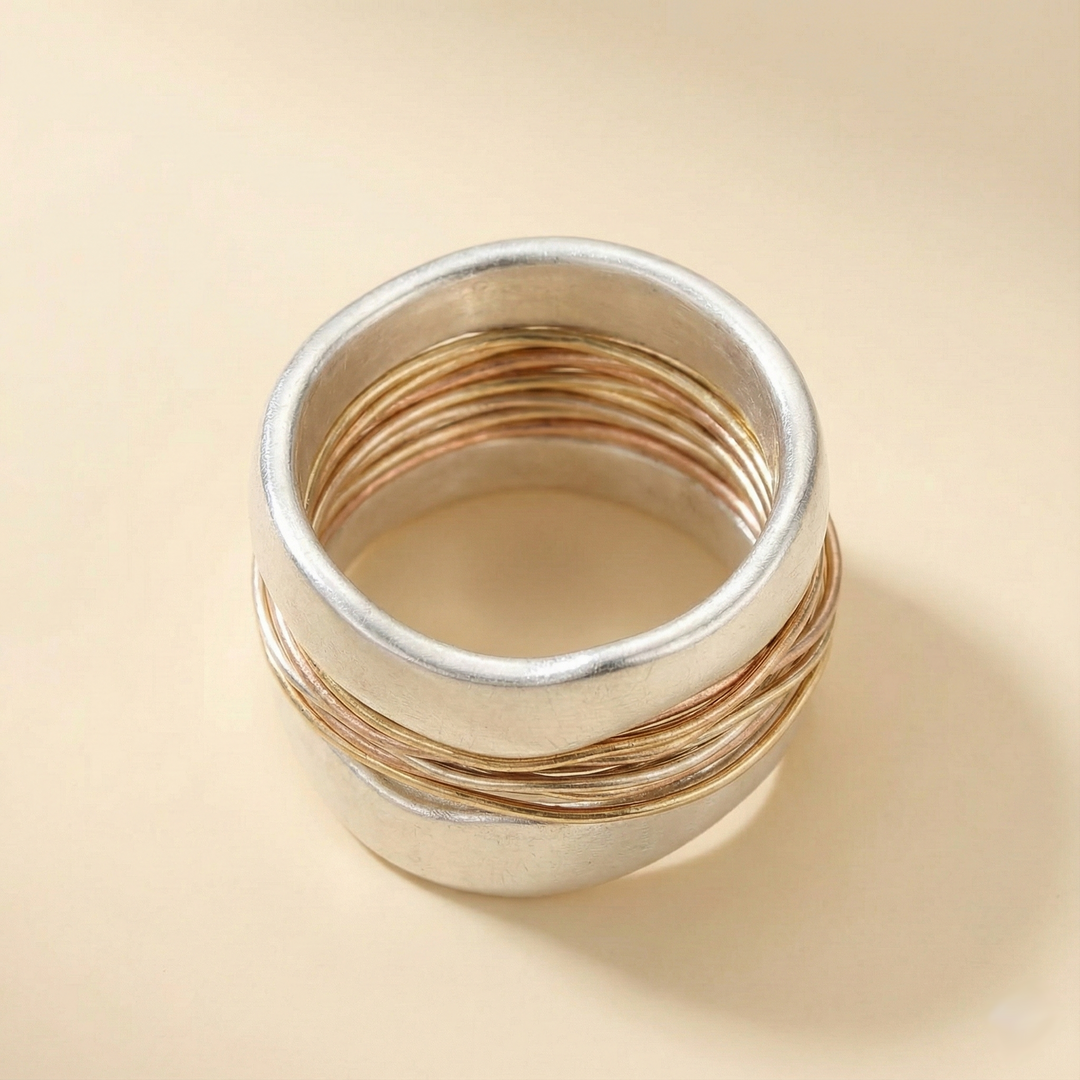 Bague en argent avec des fils dorés