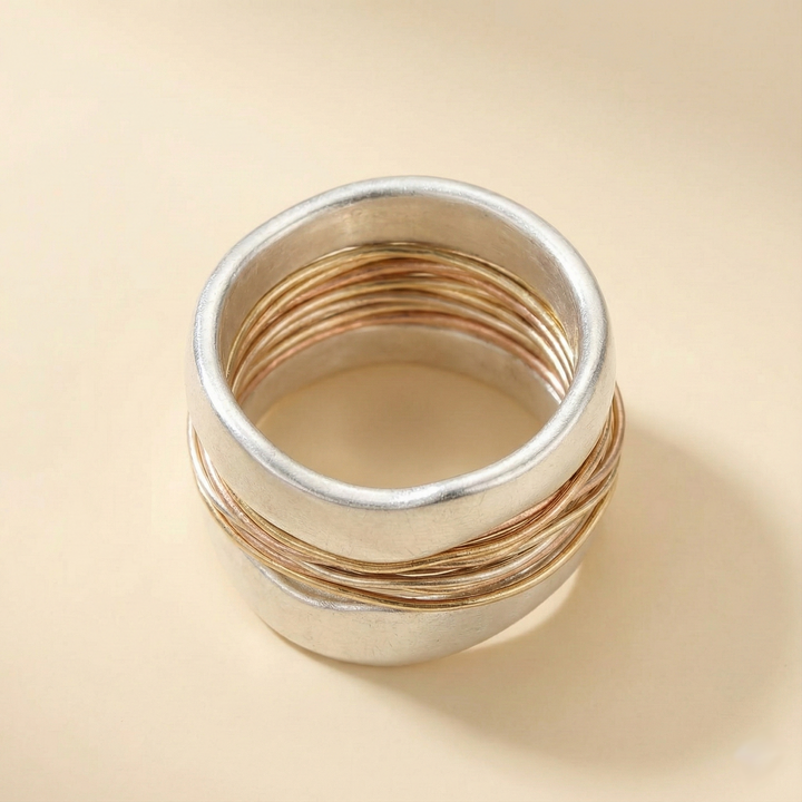 Bague en argent avec des fils dorés