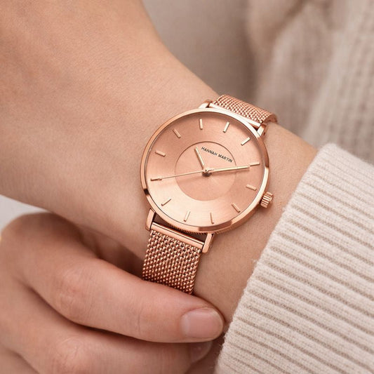 Montre Femme Minimaliste En Maille Métallique Boîtier Fin Et Cadran Clair Lisible Design Épuré