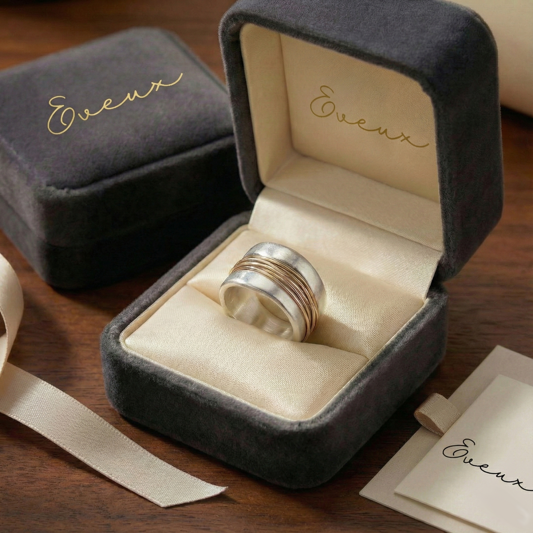 Bague en argent avec des fils dorés