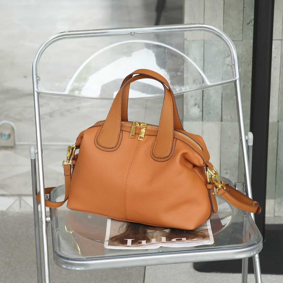 Sac à main en simili-cuir pour femme avec des accessoires métalliques de style structuré - Marcela