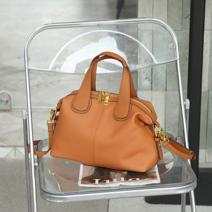 Sac à main en simili-cuir pour femme avec des accessoires métalliques de style structuré - Marcela