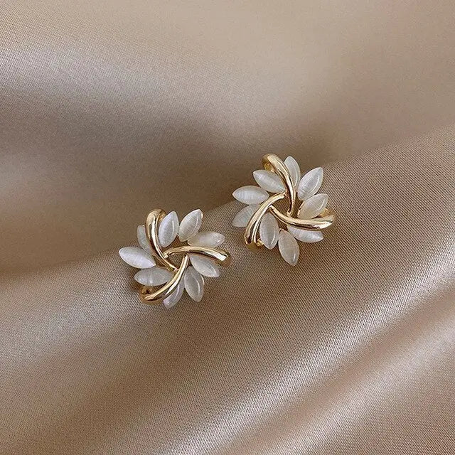 Boucles Doreilles À Clous Feuille D Or Opale Blanche Collection Émail Édition Limitée Prestigieuse