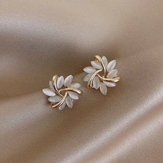 Boucles Doreilles À Clous Feuille D Or Opale Blanche Collection Émail Édition Limitée Prestigieuse
