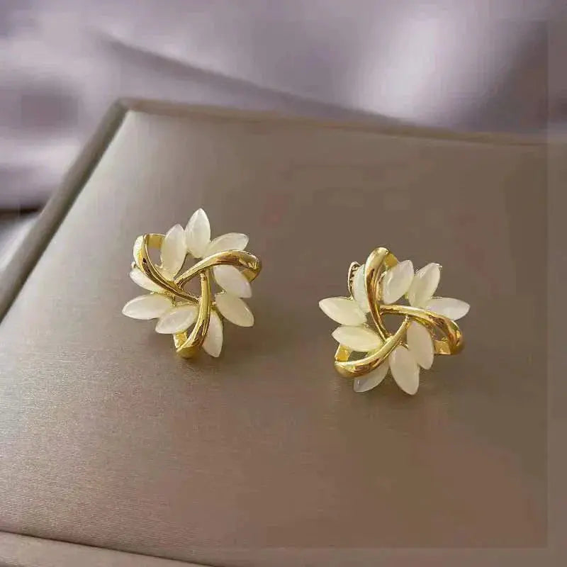 Boucles Doreilles À Clous Feuille D Or Opale Blanche Collection Émail Édition Limitée Prestigieuse