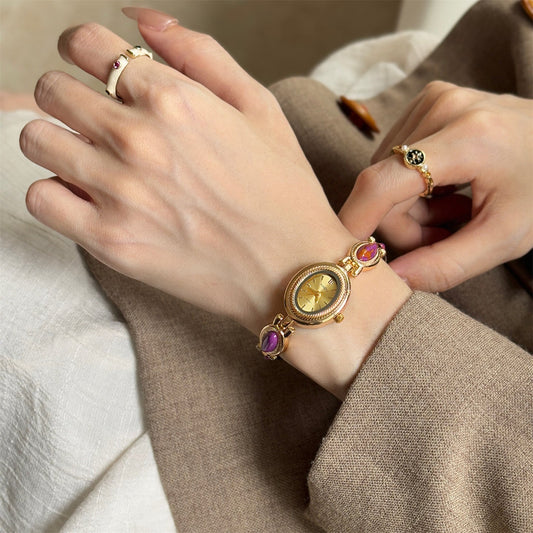 Montre Femme Boîtier Ovale Central Sur Bracelet À Maillons Ornée De Pierres Sur Les Côtés Modèle Alviera