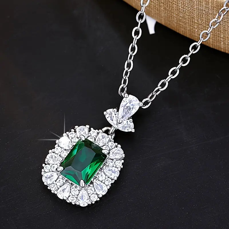 Collier en argent avec pendentif rectangulaire et zircon cubique vert - Evania