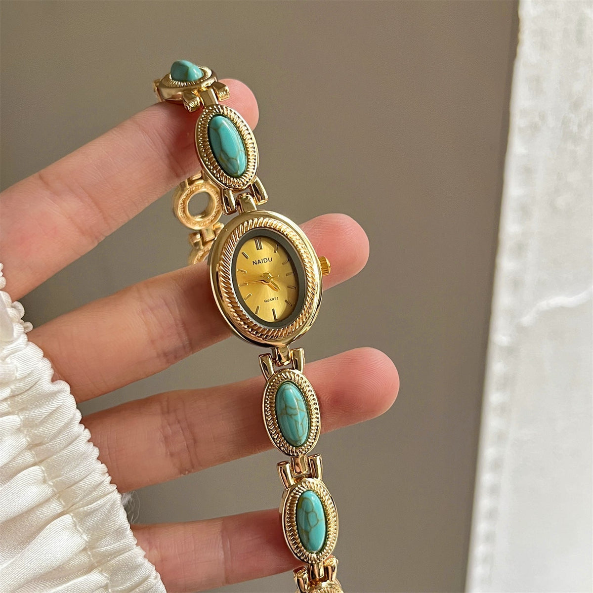 Montre Femme Boîtier Ovale Central Sur Bracelet À Maillons Ornée De Pierres Sur Les Côtés Modèle Alviera