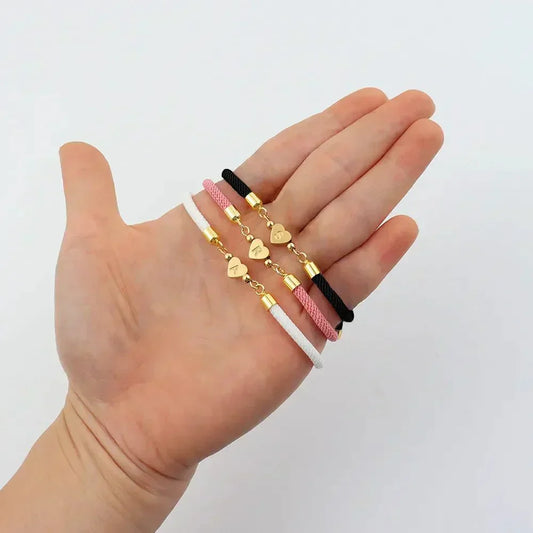 Bracelet avec corde réglable et pendentif en forme d'initiale - Arianna