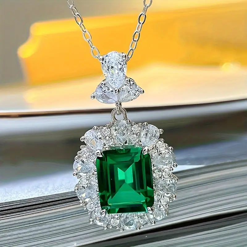 Collier en argent avec pendentif rectangulaire et zircon cubique vert - Evania