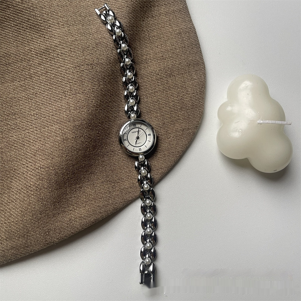 Montre Femme Bracelet Métal Avec Perles Petit Boîtier Rond Cadran Avec Chiffres Romains Lisibles