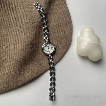 Montre Femme Bracelet Métal Avec Perles Petit Boîtier Rond Cadran Avec Chiffres Romains Lisibles