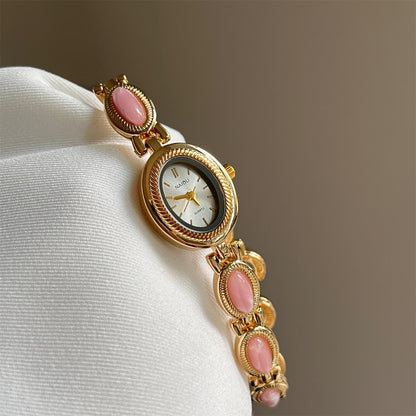 Montre Femme Boîtier Ovale Central Sur Bracelet À Maillons Ornée De Pierres Sur Les Côtés Modèle Alviera