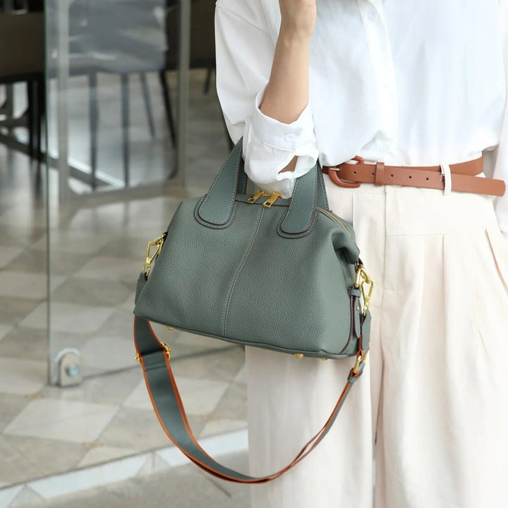 Sac à main en simili-cuir pour femme avec des accessoires métalliques de style structuré - Marcela