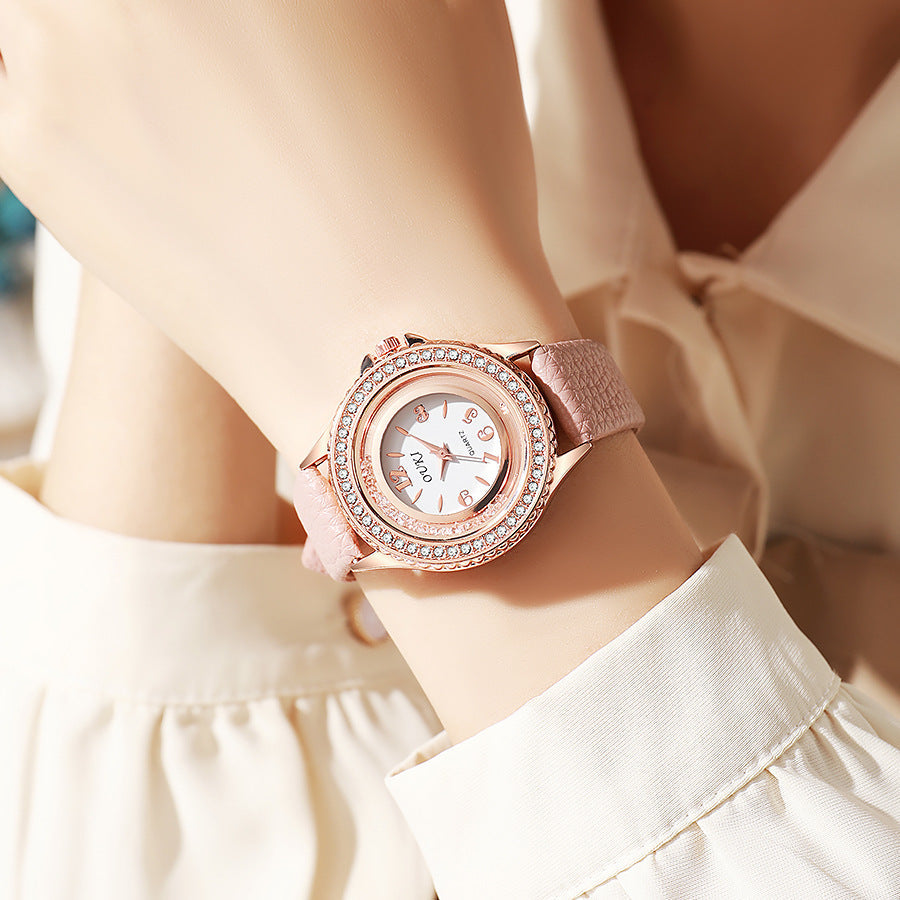 Montre Femme Ronde Avec Lunette Cristallisée Cadran Clair Et Bracelet Synthétique Léger