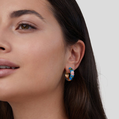 Boucles d'oreilles en cercle doré avec fleur